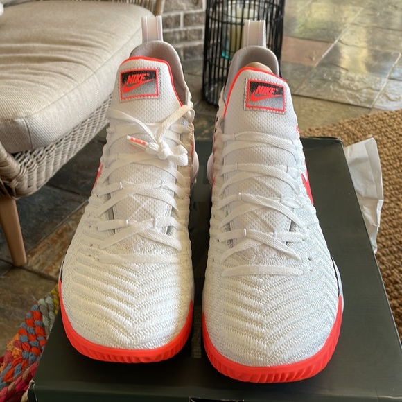 Nike Lebron XVI - Picture 2 of 5